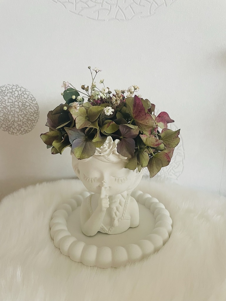 Filigraner Mädchen-Kopf mit Blumendeko auf Grundplatte