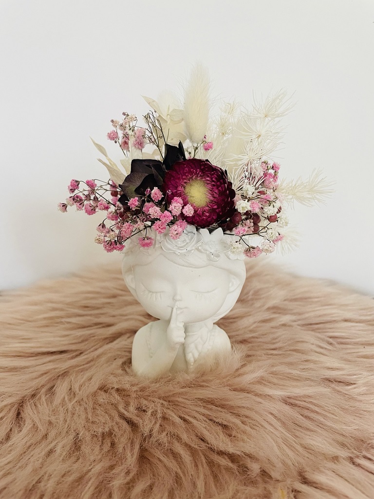 Filigraner Mädchen-Kopf mit Blumendeko