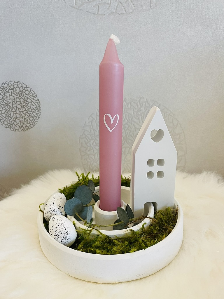 Haus auf Grundplatte mit Kerze und Deko