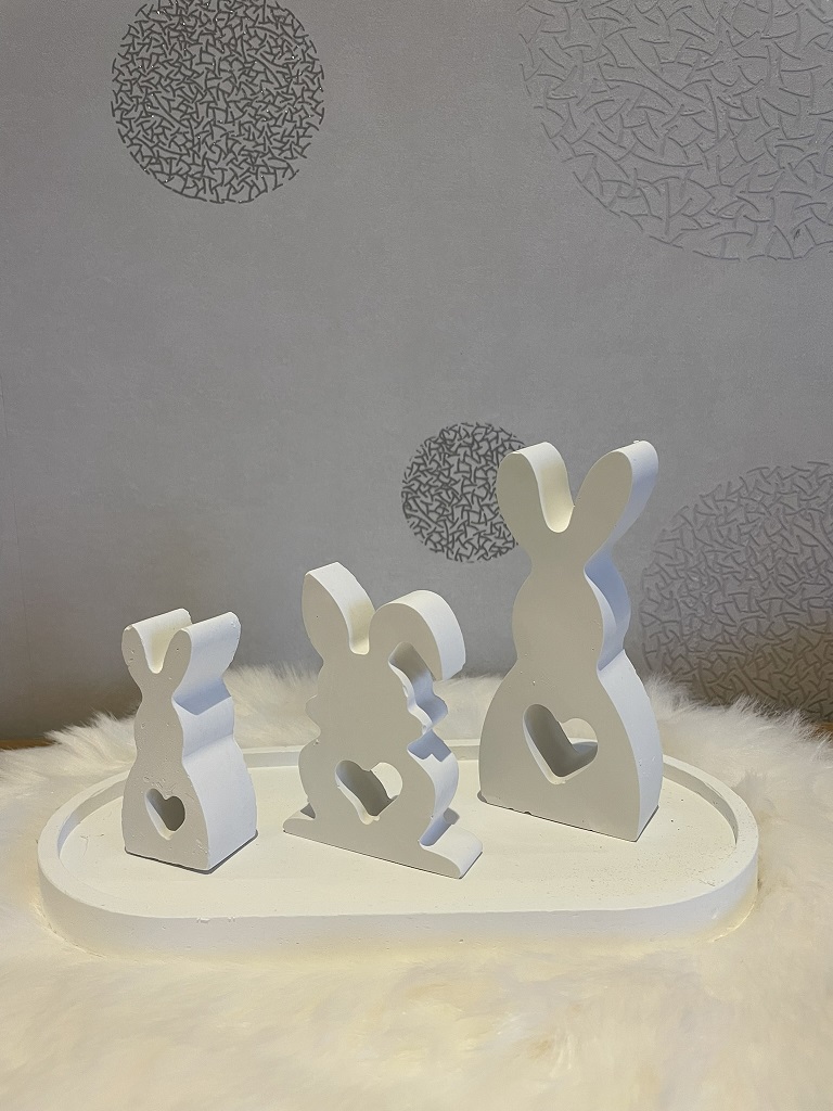 Drei Osterhasen auf Grundplatte