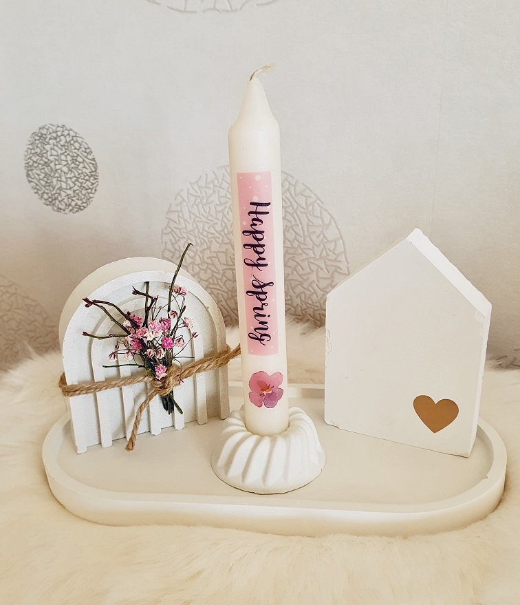 Kerzenständer mit Haus und Dekoelementen auf Grundplatte