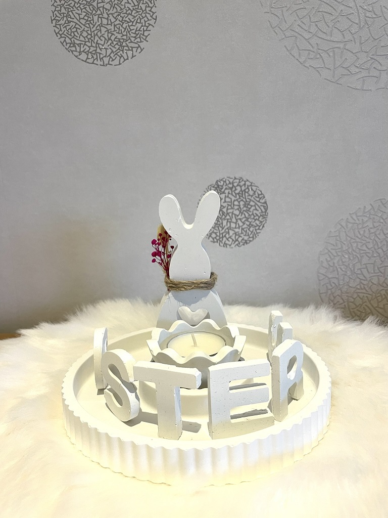 Osterhase mit einzelnen Buchstaben OSTERN auf Grundplatte