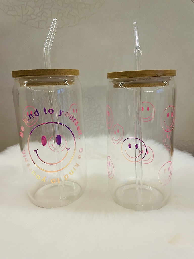 zwei bedruckte (Hologramm-Folie) Glas-Trinkbecher