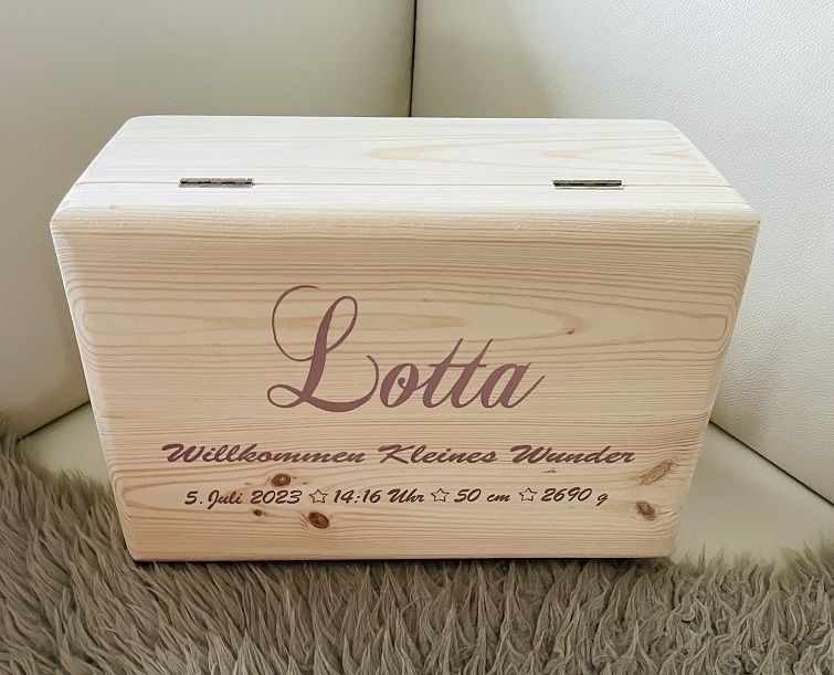 Individuell beschriftete Holzbox