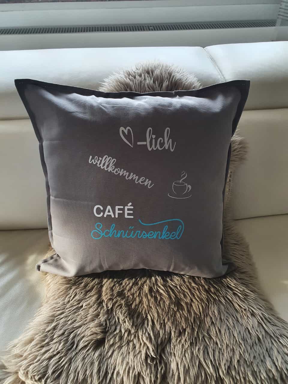 Graues Kissen mit Kundenlogo