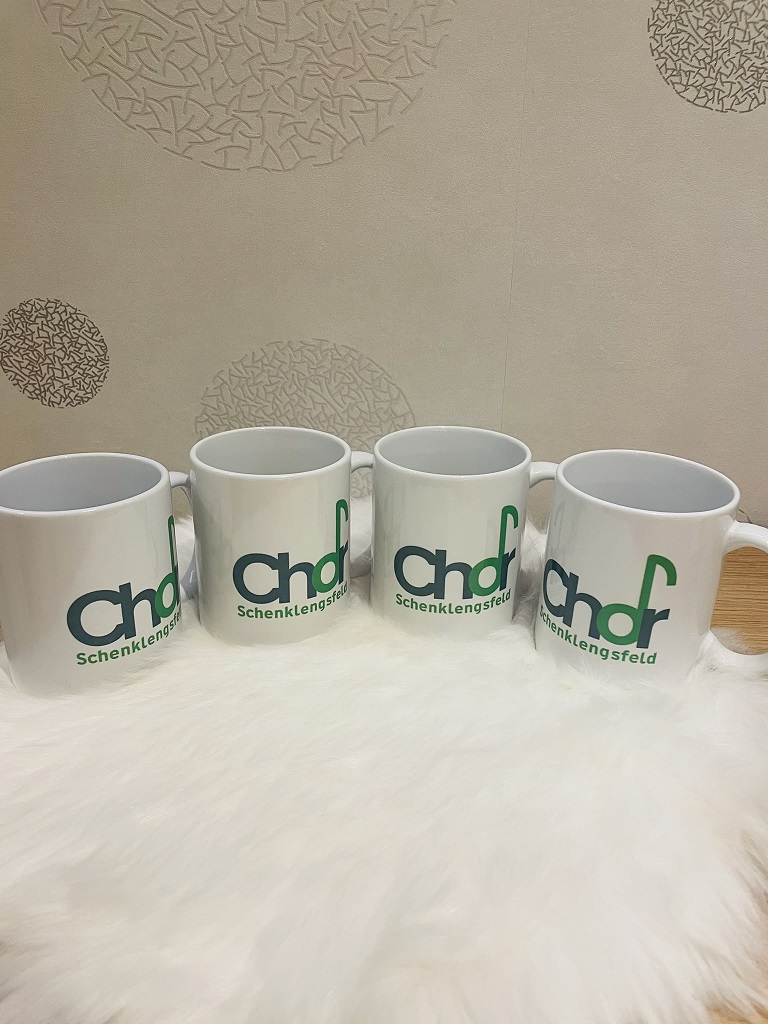 Teil einer Tassen-Serienproduktion mit Design-Vorlage vom Kunden, spülmaschinen-geeignet